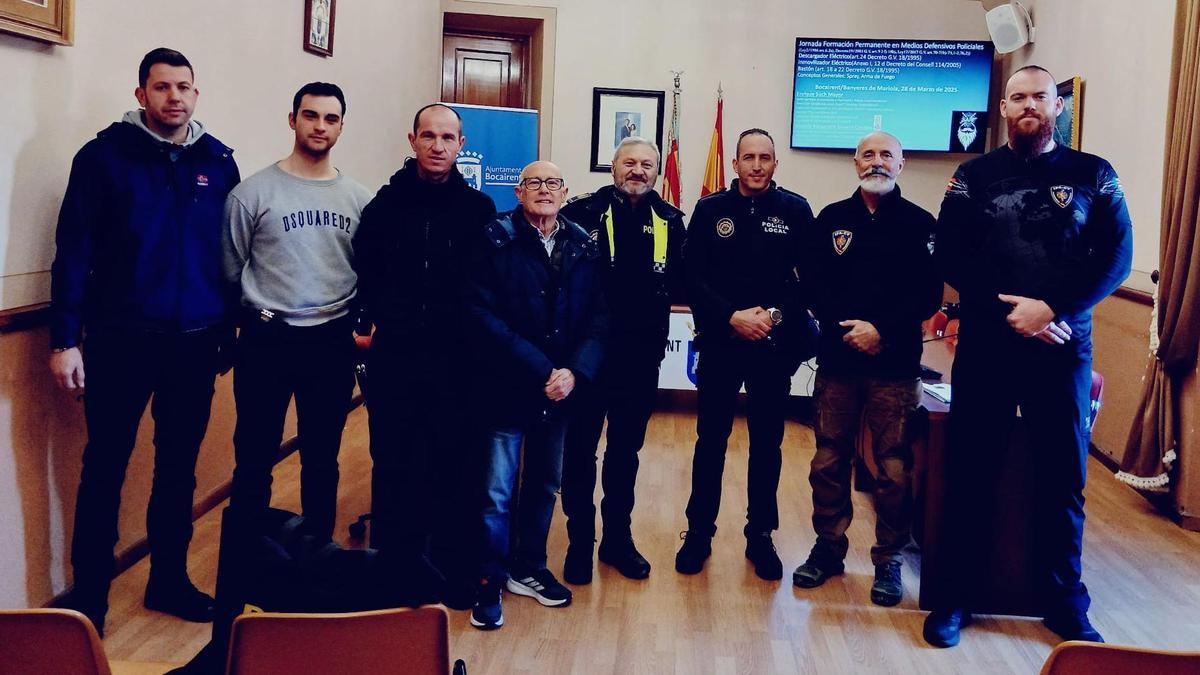 Participantes en una de las formaciones de la Policía Local de Bocairent con el concejal Ximo Carbonell