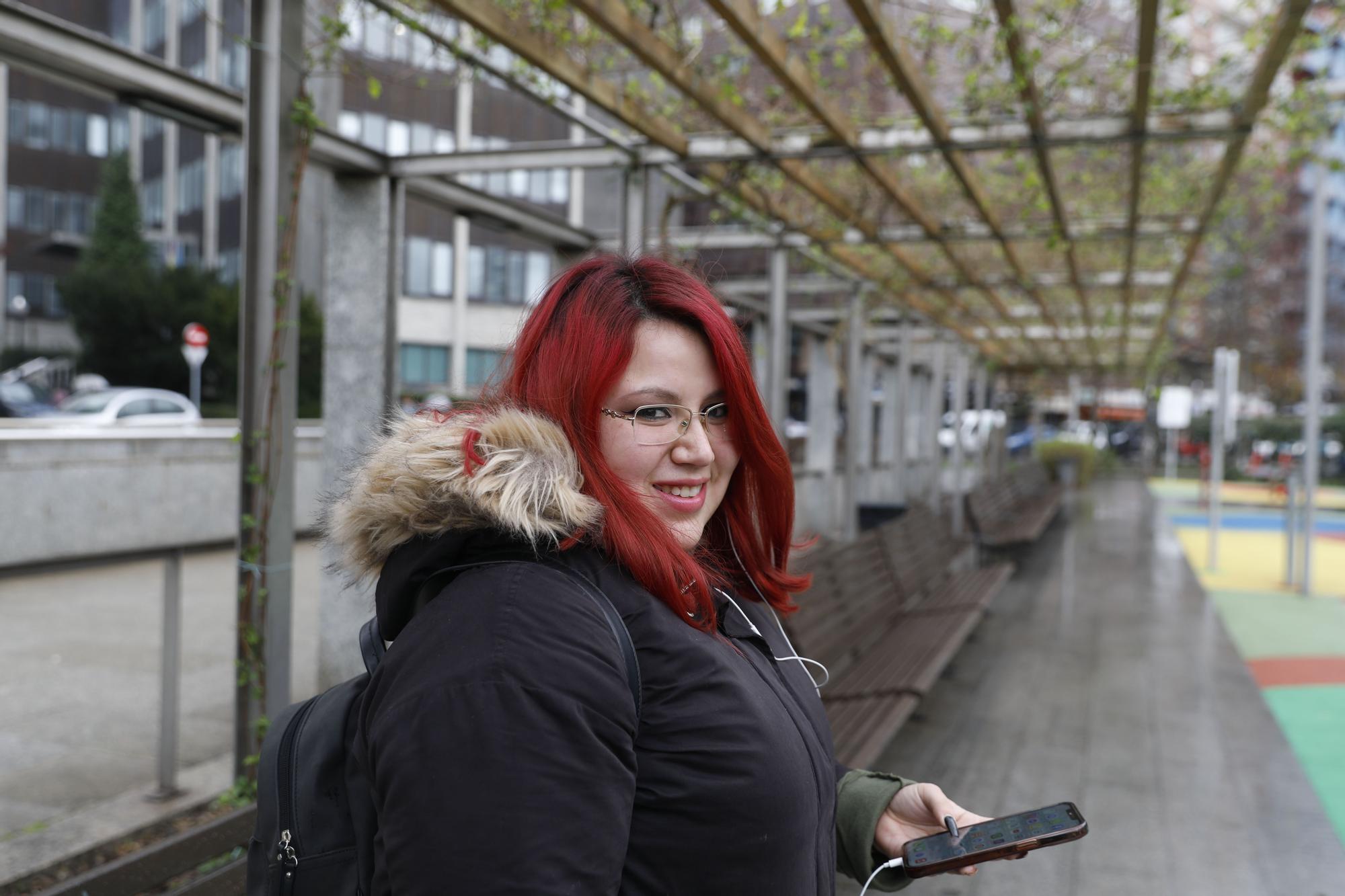 En imágenes: Sin flores de temporada y con pocos cuidados en las zonas verdes del centro de Gijón