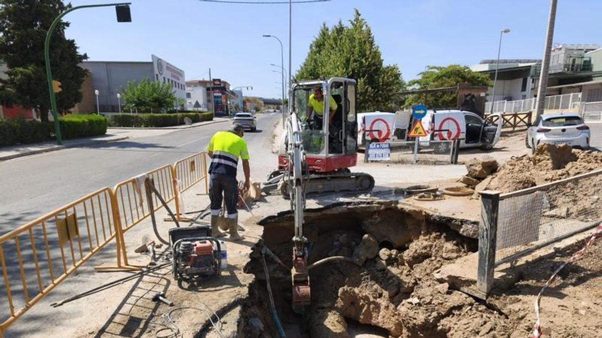 Trabajos de reparación en la tubería averiada en Calatayud este domingo.