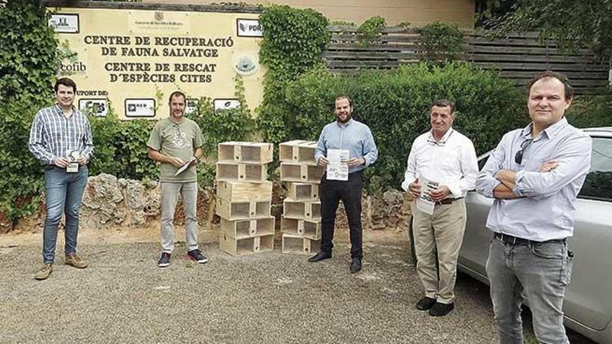 El conseller Mir (centro) ayer en instalaciones del COFIB tras entregar las jaulas.