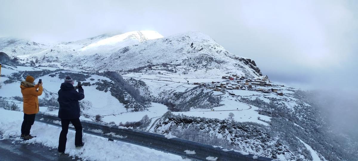 EN IMÁGENES: La nieve cubre de blanco algunos concejos asturianos