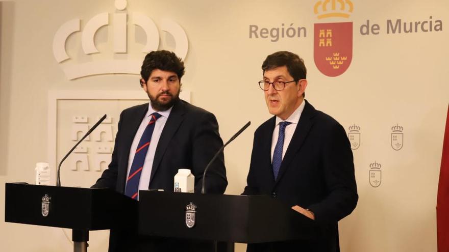 Fernando López Miras y Manuel Villegas, en la rueda de prensa posterior al Consejo de Gobierno.