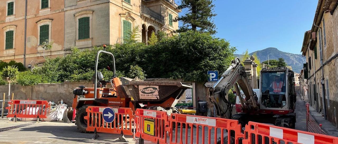 Una imagen de las obras que se ejecutan en la calle Pontarró, que según el Ayuntamiento no guardan relación directa con la avería en la red de agua.