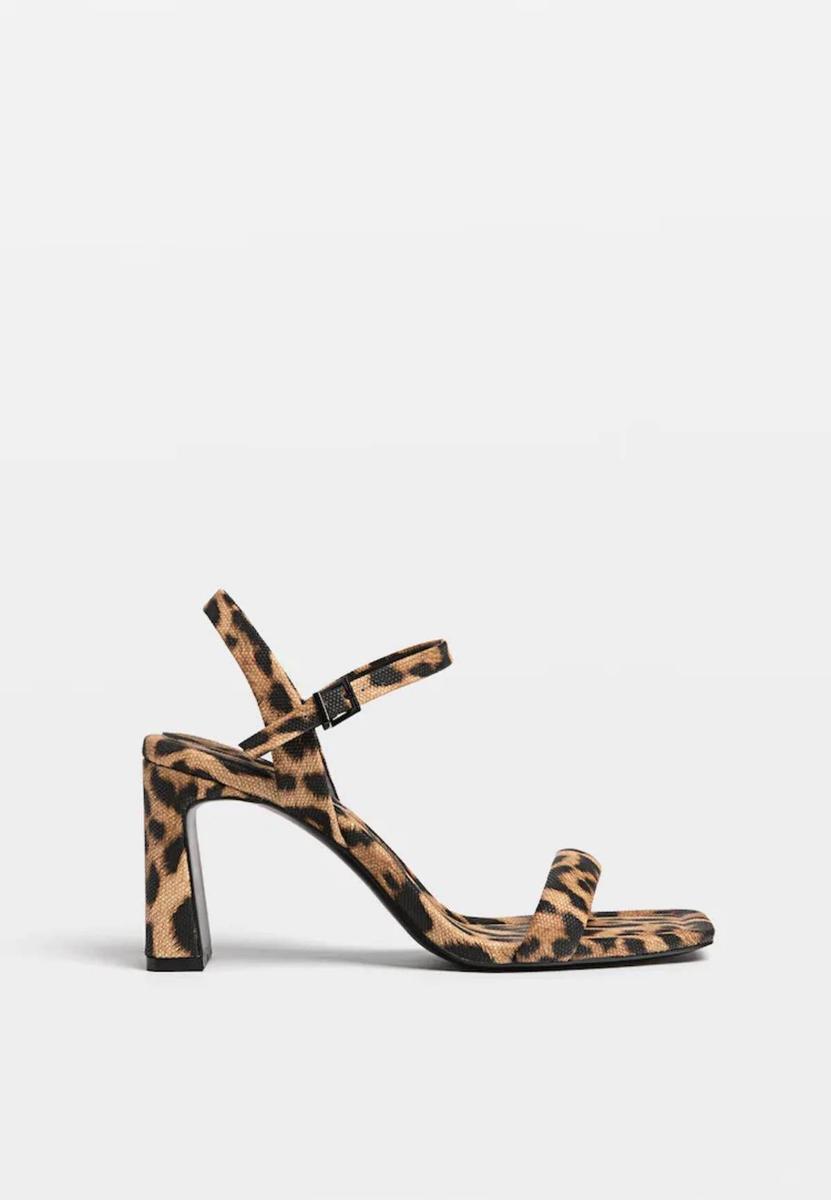 Sandalias de tacón ‘animal print’, de Stradivarius