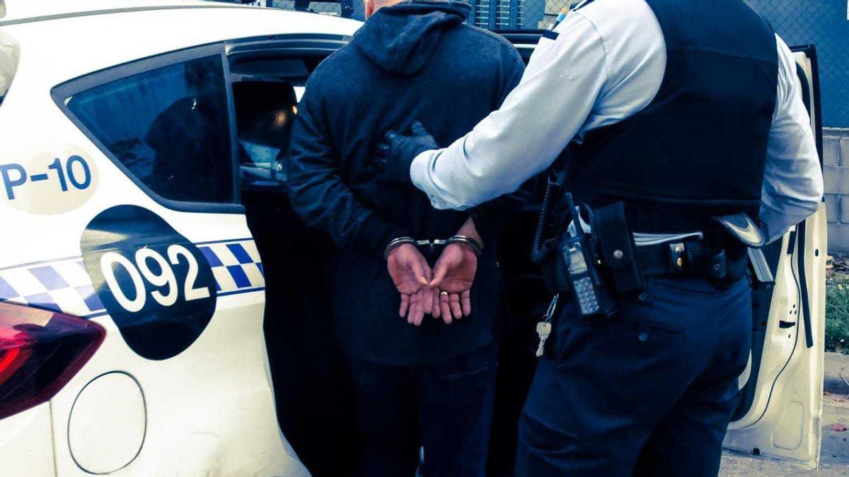 Una detenció efectuada per la Policia Municipal de Girona, en una imatge d&#039;arxiu