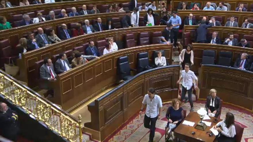 Los diputados de Podemos abandonan el Congreso tras negarles Pastor la palabra