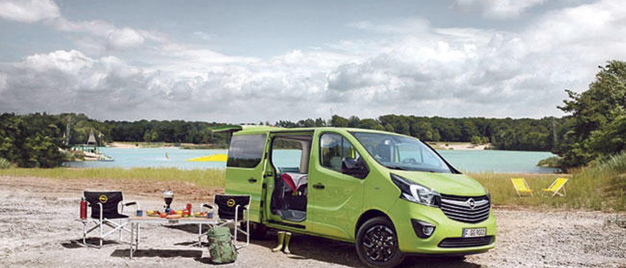 El Vivaro Life es adecuado para un viaje de camping con toda la familia o para un espontáneo viaje de fin de semana en pareja. Las opciones incluyen ventanas tintadas extra oscuras, una mesa plegable entre la segunda y tercera filas de asientos junto con un calefactor auxiliar. // FDV