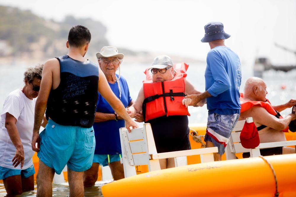 Los voluntarios y profesionales de ''Un mar de posibilidades'' construyeron una plataforma de madera que flota gracias a dos kayaks