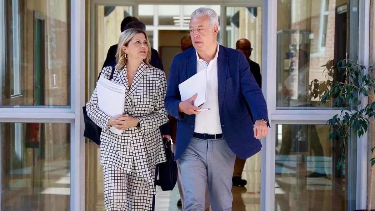 La consellera de Educación, junto al secretario autonómico, a su llegada a la reunión, ayer. | JJM. LÓPEZ