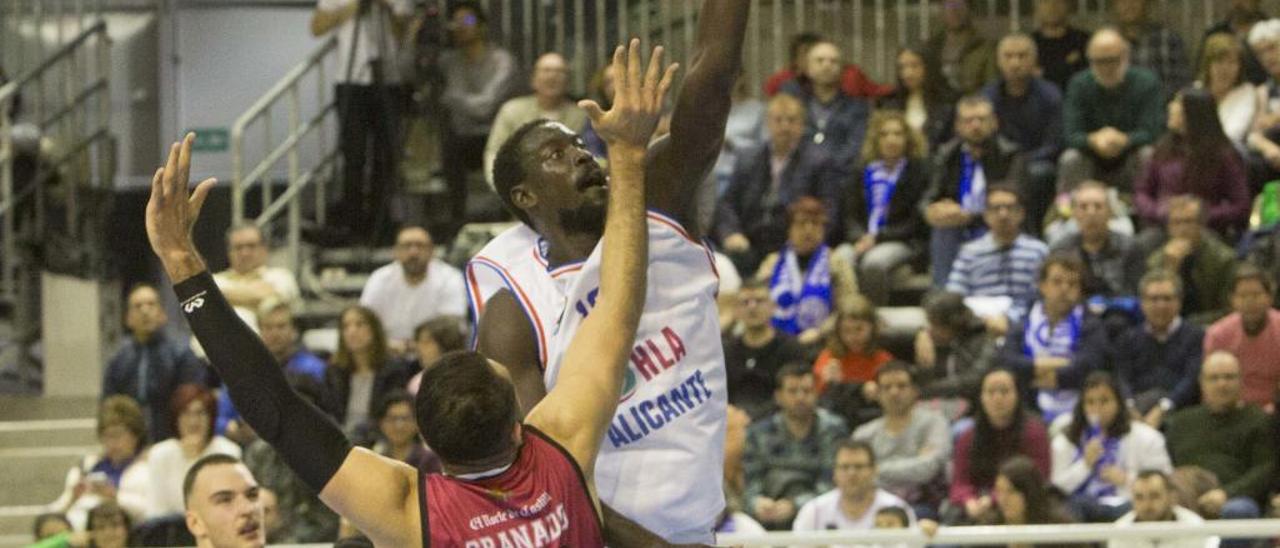 Bamba Fall trata de anotar una canasta ante la defensa de Granado.