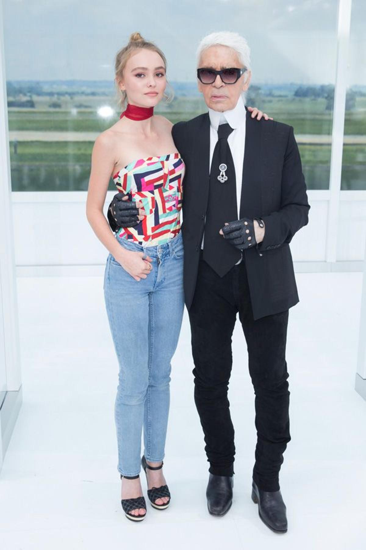 Lily-Rose Depp junto a Karl Lagerfeld