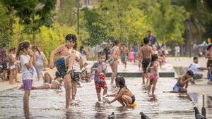 Barcelona tanca la font ornamental de Glòries convertida de facto en piscina infantil