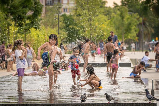 Barcelona tanca la font ornamental de Glòries convertida de facto en piscina infantil