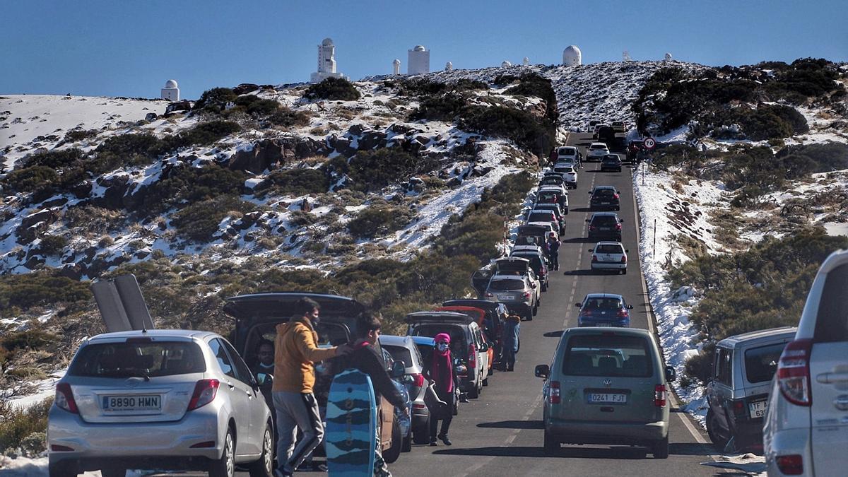Situación cáotica con decenas de vehículos aparcados en la carretera del Parque Nacional del Teide.