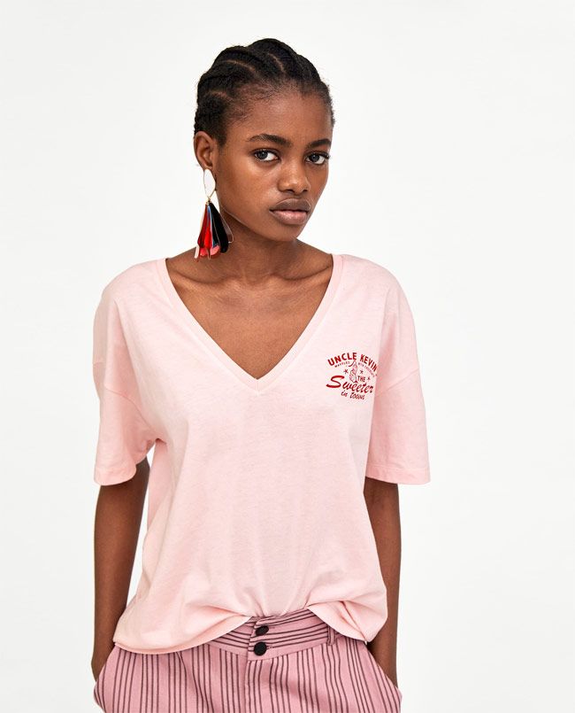 Camiseta rosa de pico con mensaje de Zara
