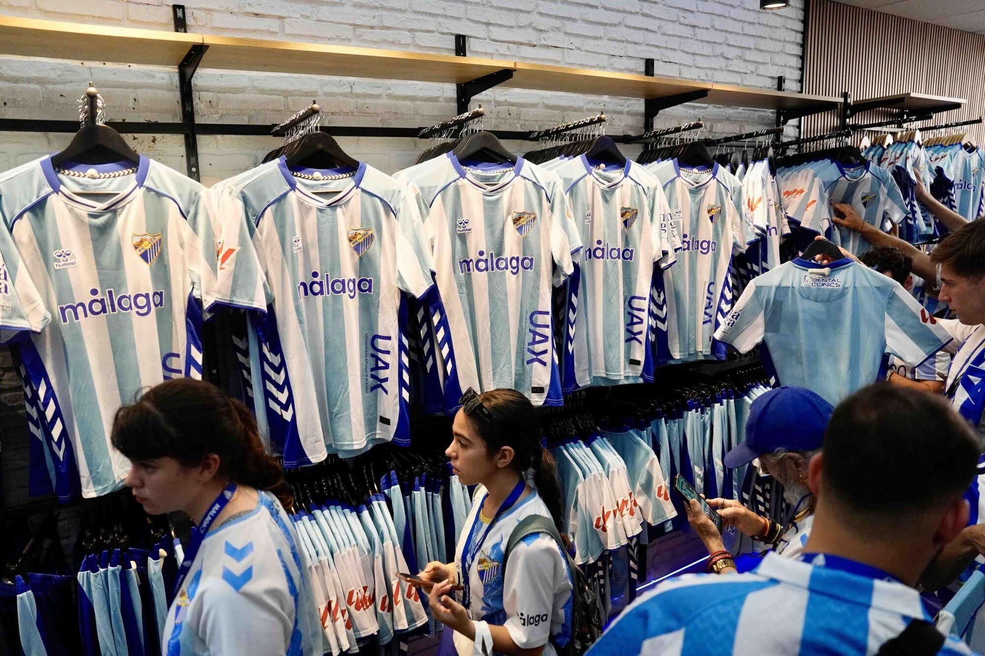 Locura malaguista por comprar la nueva camiseta del equipo