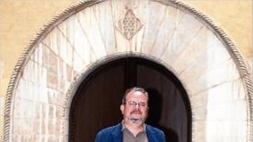 Joan Olòriz davant la porta d&#039;accés al saló de plens de l&#039;Ajuntament.