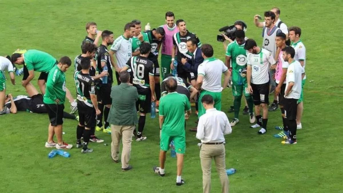 José Luis Oltra da instrucciones a los jugadores del Córdoba CF en la eliminatoria ante el Girona de la temporada 2015-16.
