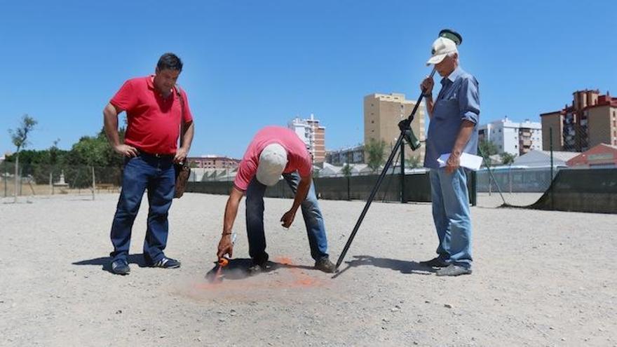 Andrés Fernández, ayer, en San Rafael, junto al equipo de topógrafos municipales.