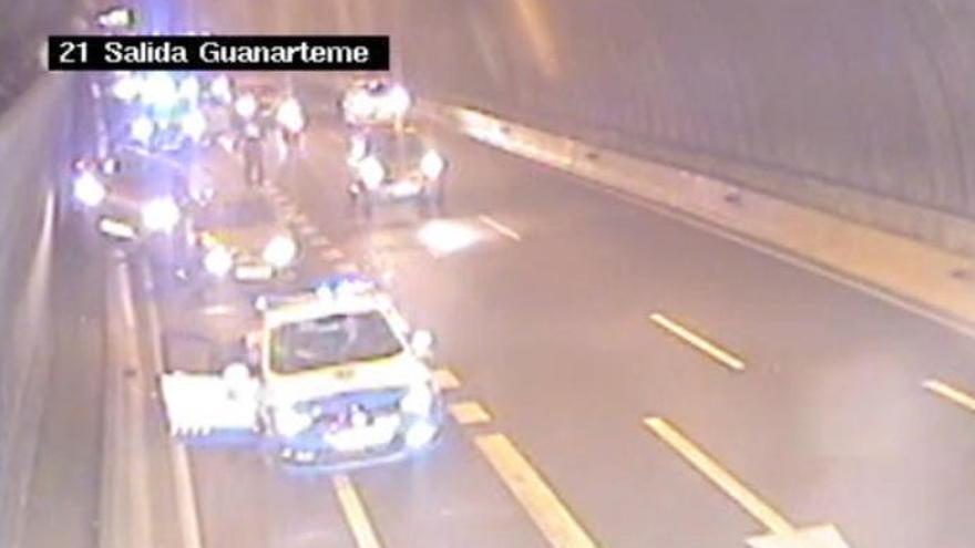 Un vehículo se sale de la vía en el túnel de Julio Luengo tras chocar con otro