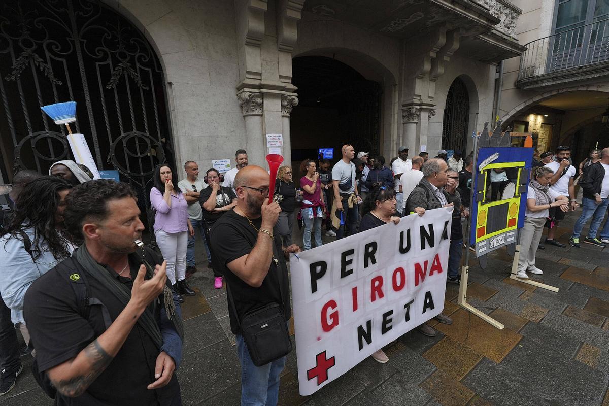 Girona plaça del Vi protesten els treballadors de Girona+Neta