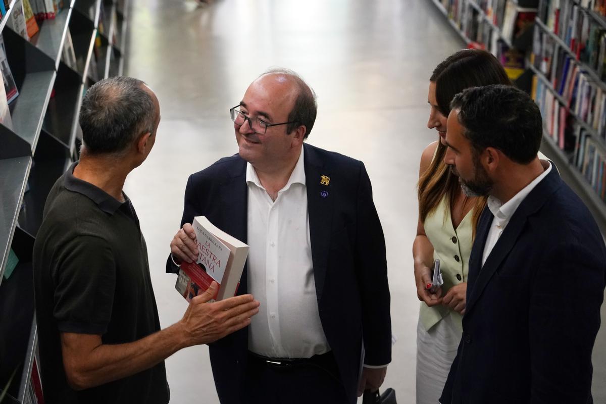 El ministro de Cultura, Miquel Iceta en la librería Luces