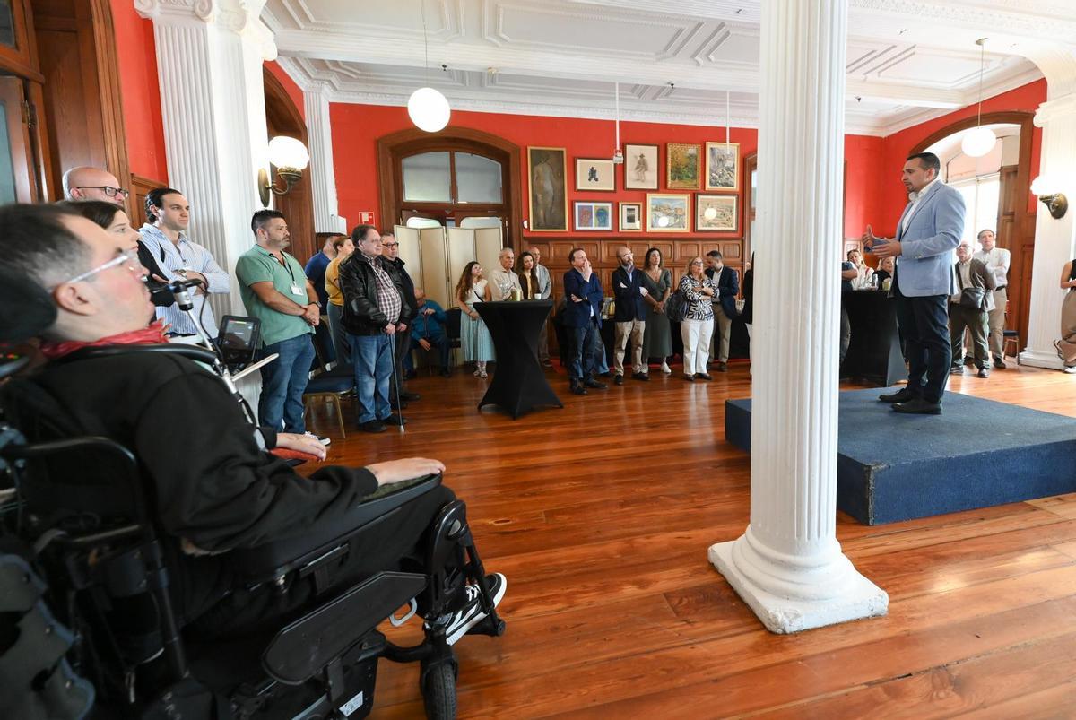 El director del Servicio Canario de Salud, Adasat Goya, interviene durante el encuentro.