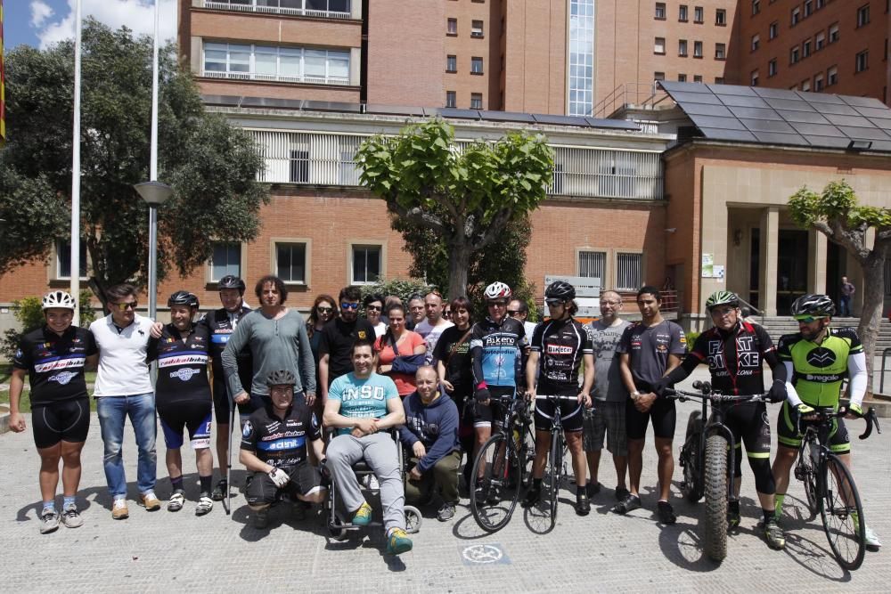 Ciclistes donen suport al medallista olímpic Josep Antoni Escuredo en sortir de l''hospital després de ser atropellat per un taxista