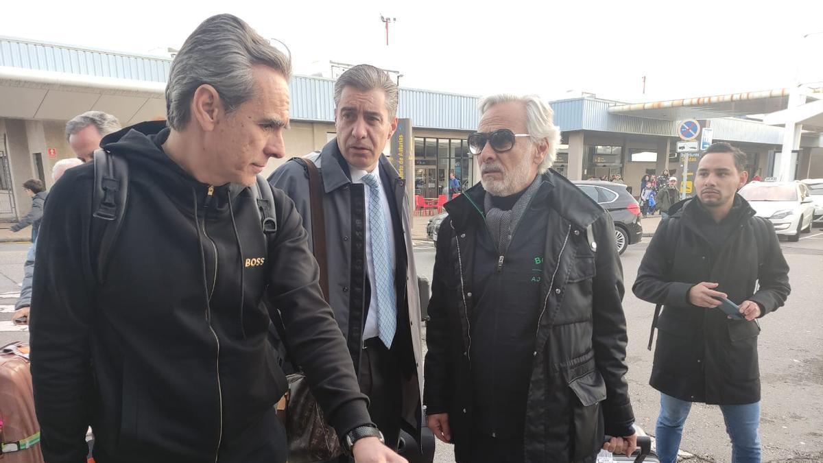 Armando Martínez, Peláez y Jesús Martínez, en el aeropuerto
