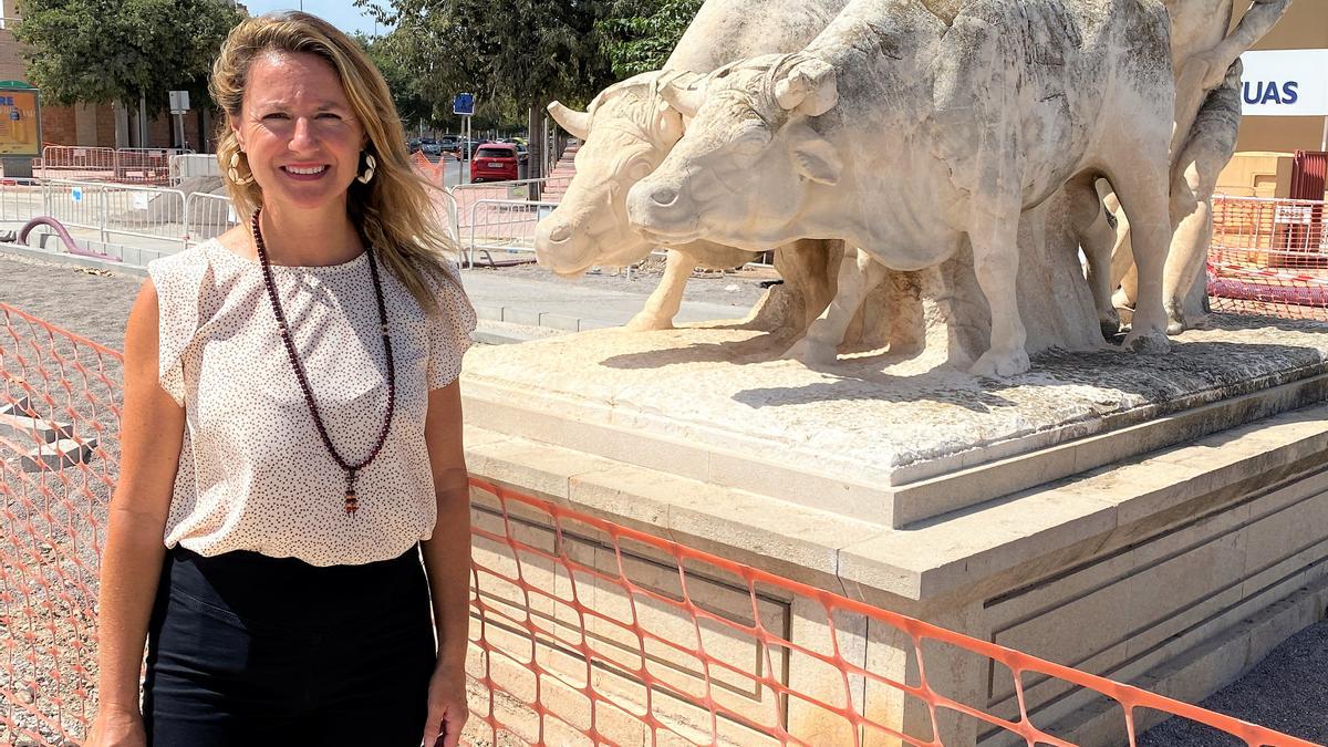 La portavoz del PP de Castelló, Begoña Carrasco, junto a la escultura del Perot de Granyana en la avenida de Lledó.