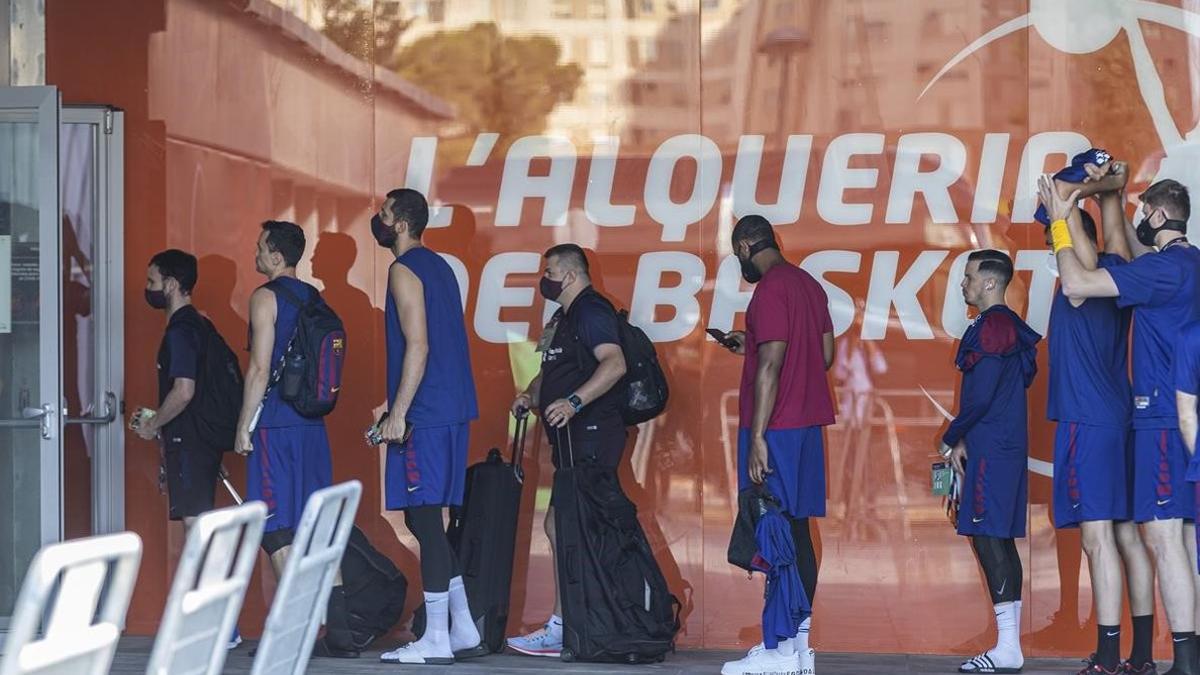 Los jugadores del Barça se someten al control antes de entrar en las instalaciones de l'Alqueria