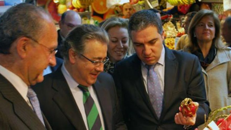 De la Torre, Zoido y Bendodo, ayer, con otros miembros del PP.