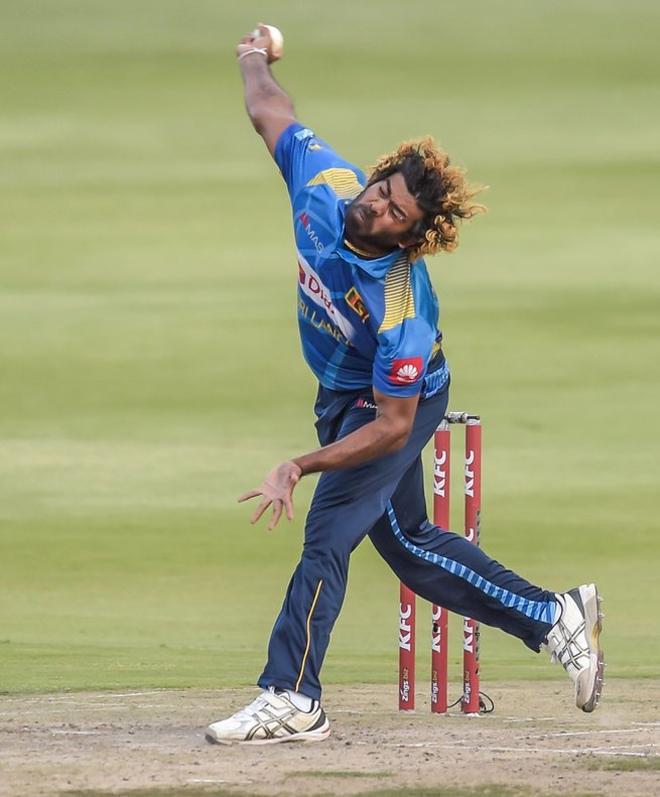Lasith Malinga de Sri Lanka juega durante la tercera competición internacional de cricket Twenty20 (T20I) entre Sudáfrica y Sri Lanka en el Wanderers Stadium, en Johannesburgo.