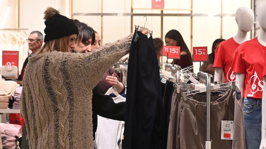 El primer fin de semana de rebajas llena comercios a medio gas y un 90% prevé comprar algo