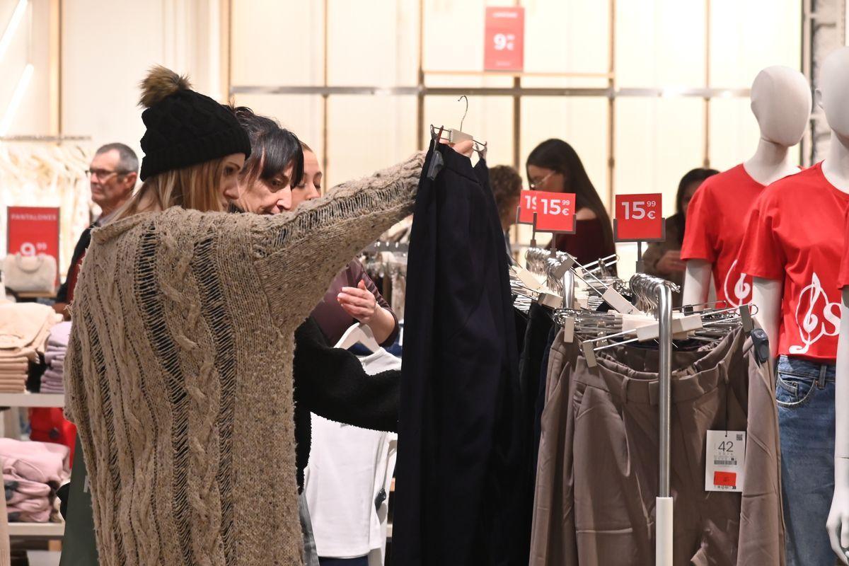 Gente de compras en el centro comercial Salera de Castelló, este domingo aperturable, el único de estas rebajas de invierno.