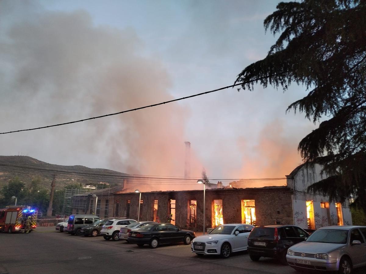 Fotogalería | Las imágenes del incendio en un edifico en ruinas en Plasencia Fotogalería | Las imágenes del incendio en un edifico en ruinas en Plasencia