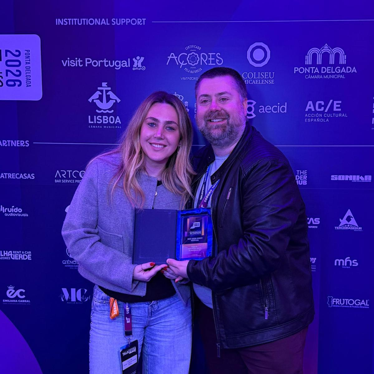 Paula Orfila, producción de FesJajá y Julio A. González, Director de FesJajá, sosteniendo el premio a Mejor festival no musical de la Península Ibérica