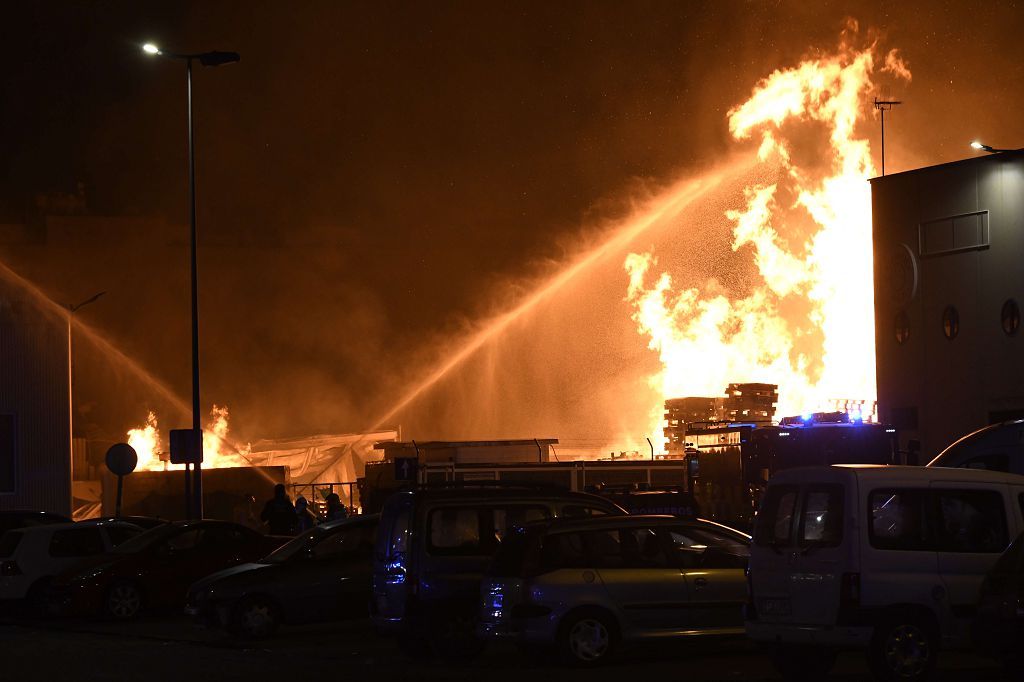 Estas son las imágenes que el aparatoso incendio de Puente Tocinos ha dejado este sábado