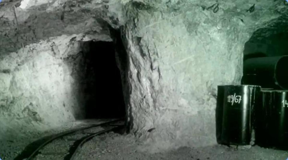 Barriles de residuos radiactivos sin protección en la mina de El Cabril.