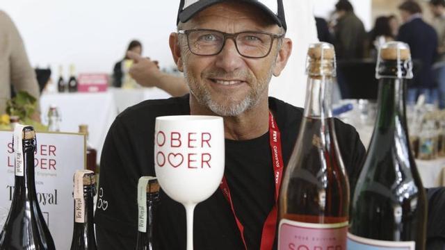 Frank Spängler, Gründer von Sober Lover, mit seinem Stand auf der Messe FEVI. | FOTO: FREESPIRITED DRINKS