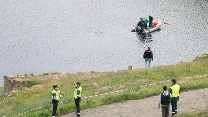 Buzos de la Guardia Civil de Cáceres localizan un coche en el fondo del río Almonte