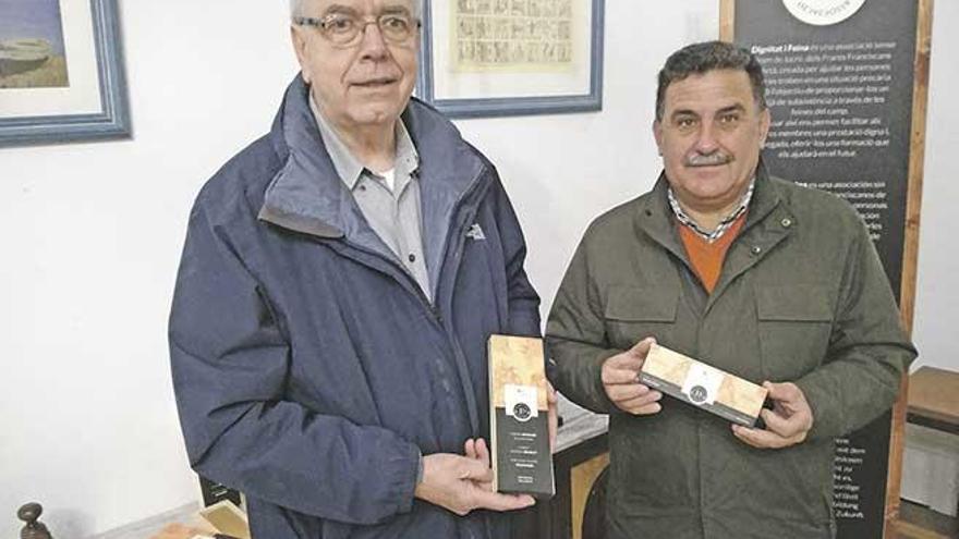 Fray Bartolomé Pastor mostrando el turrón resultante del proceso artesanal.