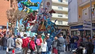 Aluvión de visitantes a la falla del primer premio de Gandia: "Tiene mucho colorido"