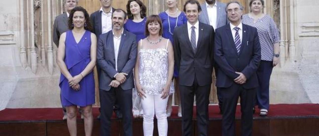 La presidenta Francina Armengol posa con sus seis consellers y cuatro conselleras.
