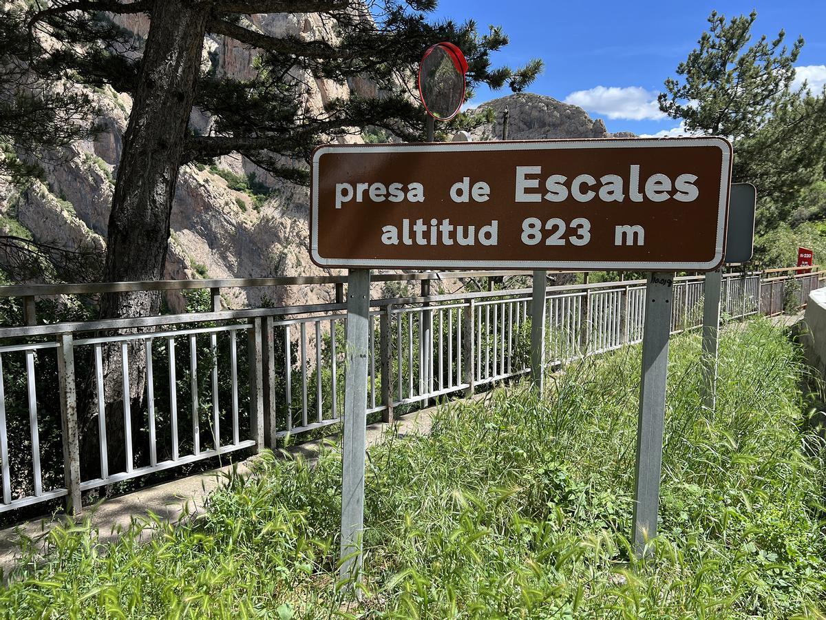 El pantano de Escales, lleno, empieza a desembalsar agua