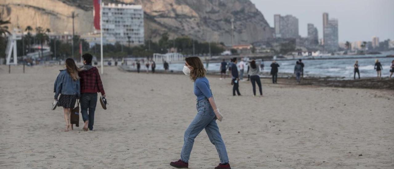 Varias personas paseando por la playa del Postiguet esta semana.