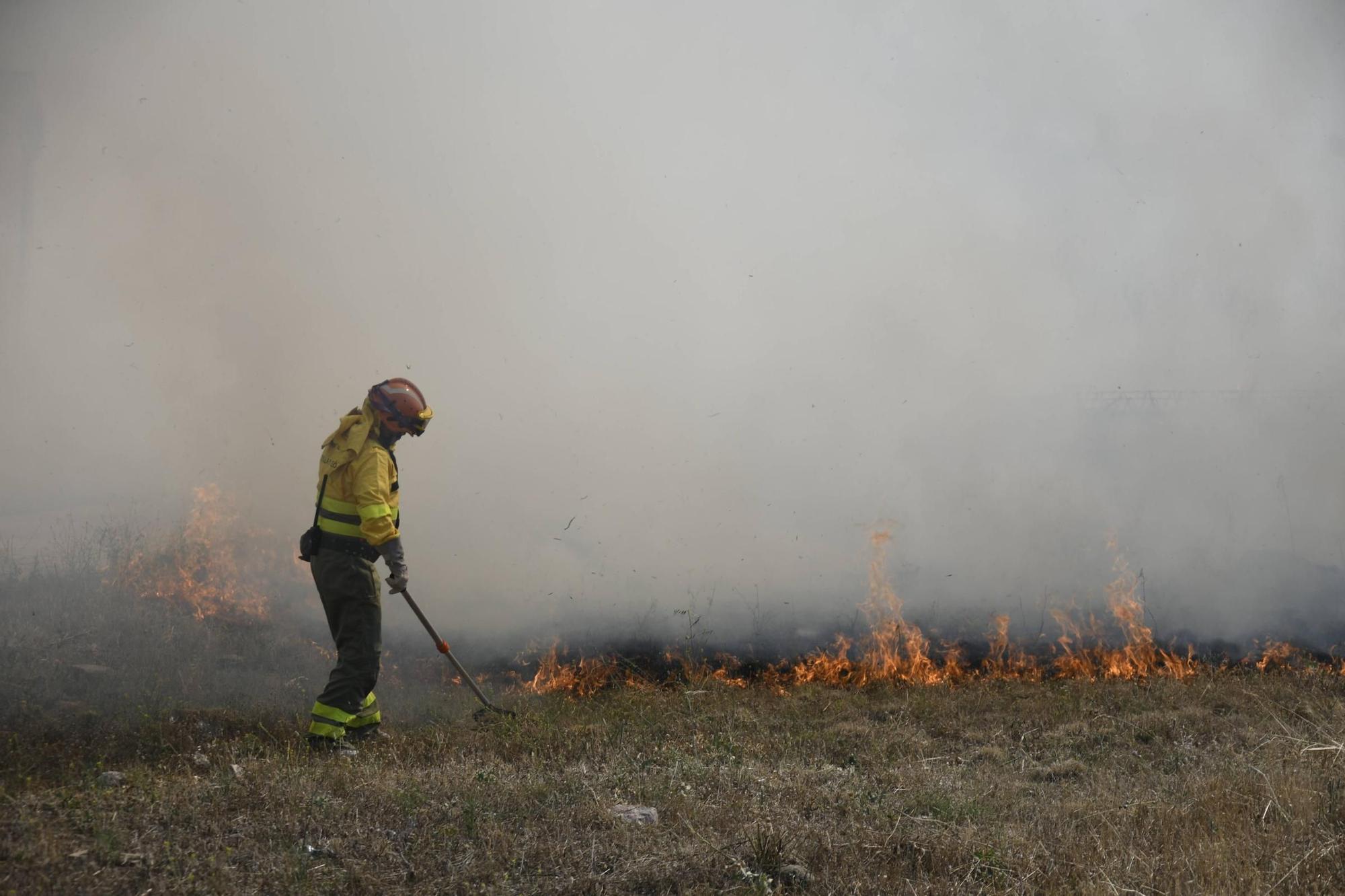 Bomberos apagando el incendio en Valorio