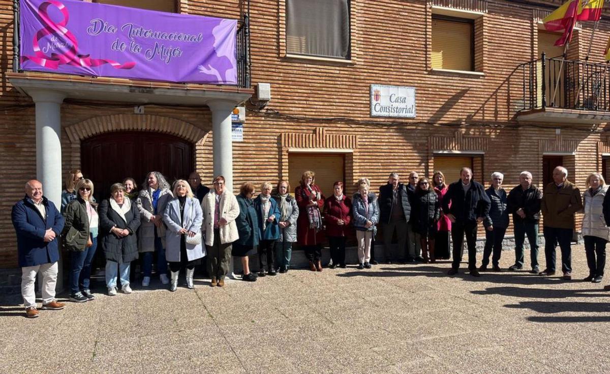 En La Joyosa-Marlofa también hubo concentración frente al ayuntamiento. | S.E.