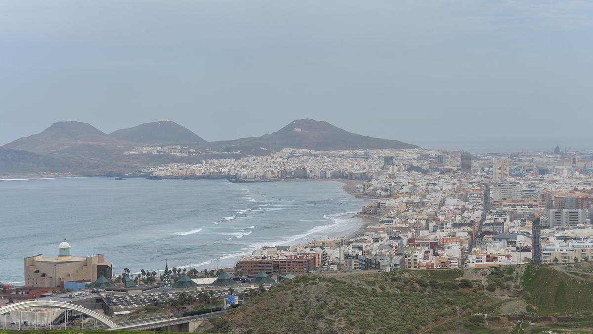 Tiempo en Canarias: las islas se refrescan este jueves con la bajada de temperaturas. En la imagen, vista de Las Canteras, en Las Palmas de Gran Canaria.