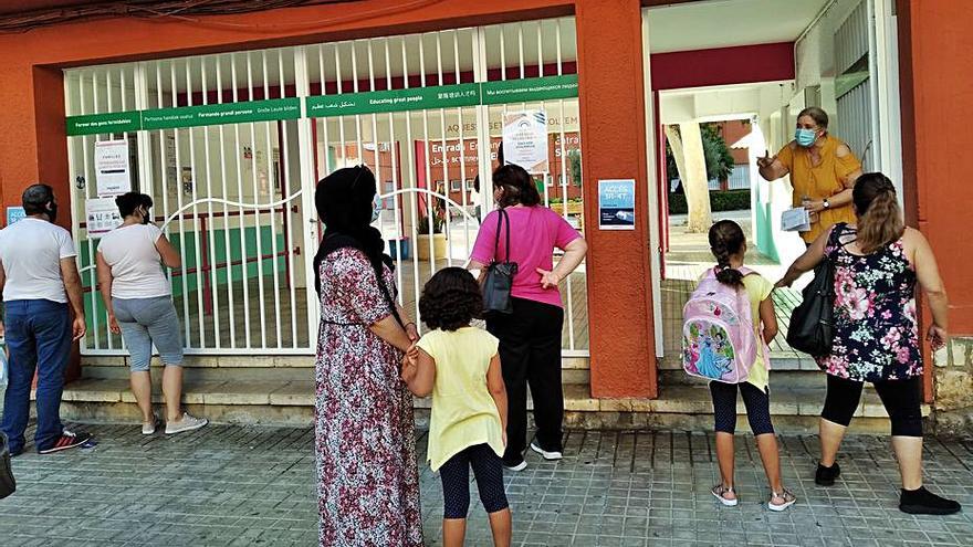 Alumnos de primaria en la entrada a un colegio de la comarca. | A. P. F.